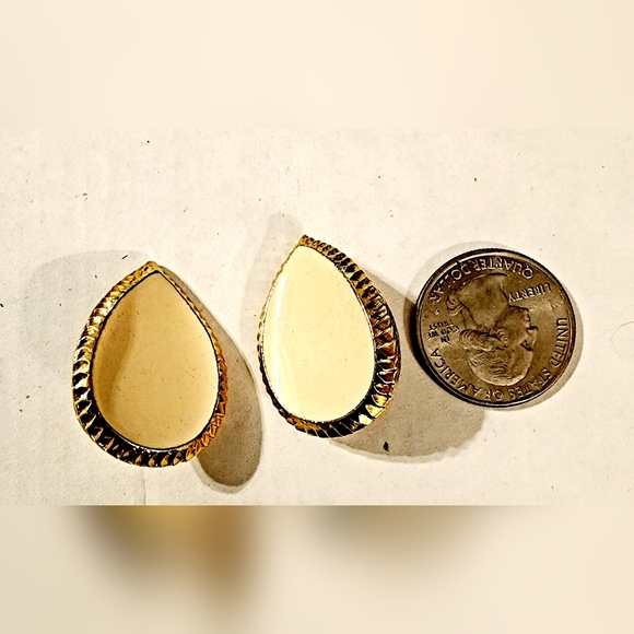 Cream enameled ridged gold teardrop clip on earrings - Picture 4 of 5